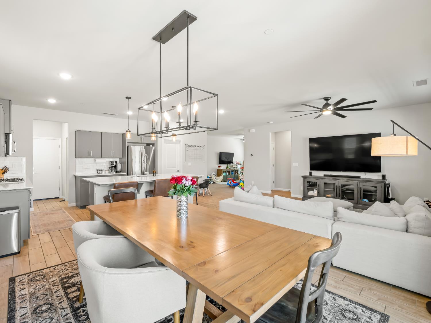 3322 Hermosa Ave, Clovis, CA 93619