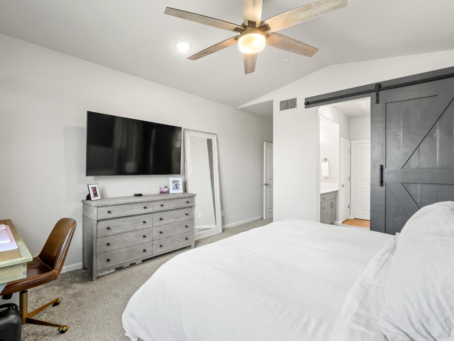 3322 Hermosa Ave, Clovis, CA 93619