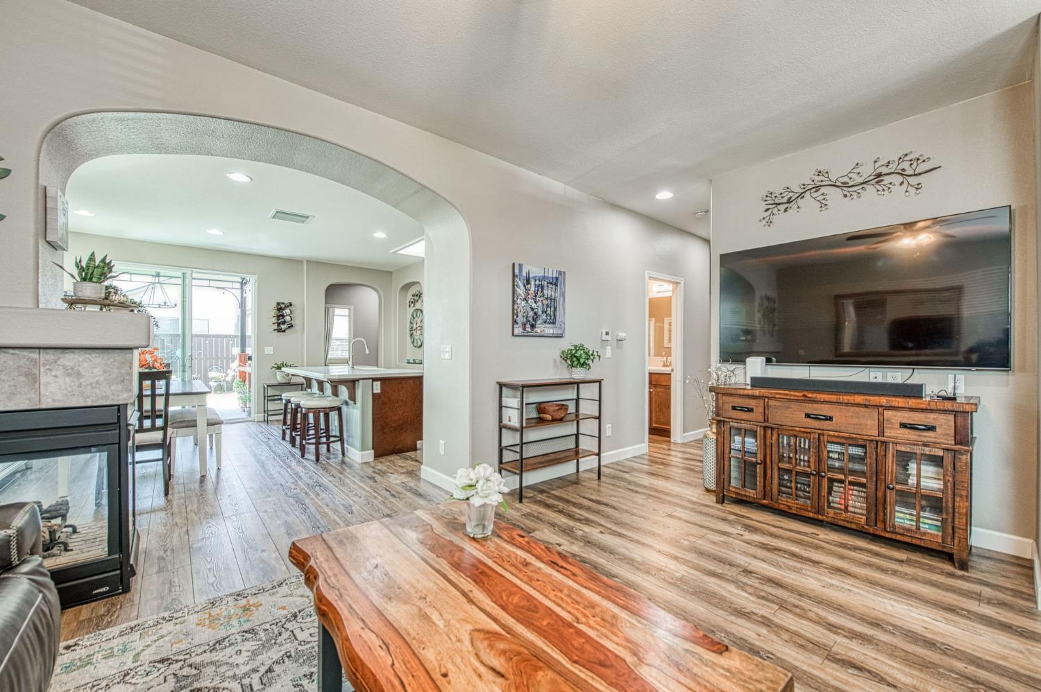3665 W Black Walnut Ln, Fresno, CA 93711