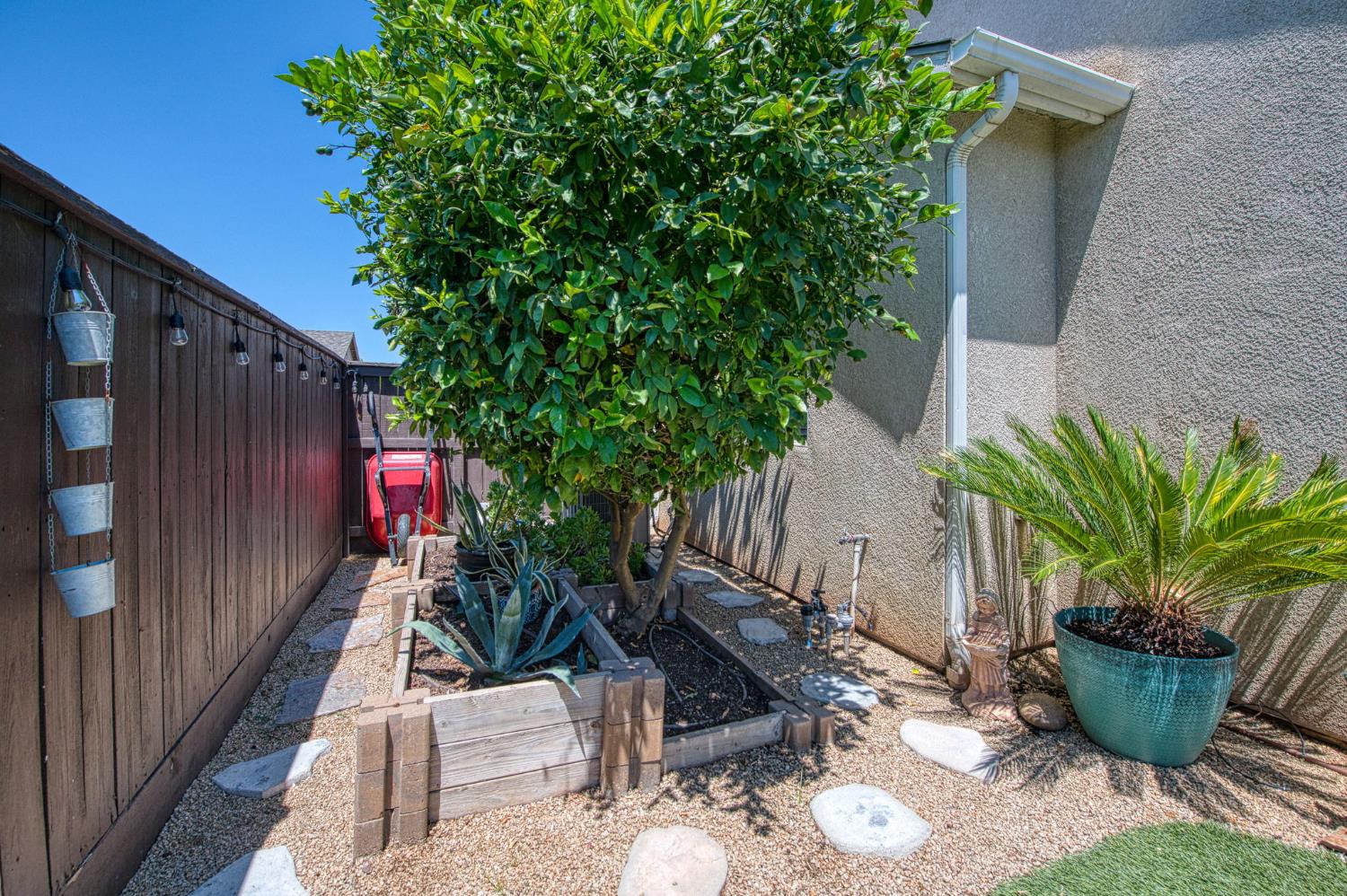 3665 W Black Walnut Ln, Fresno, CA 93711