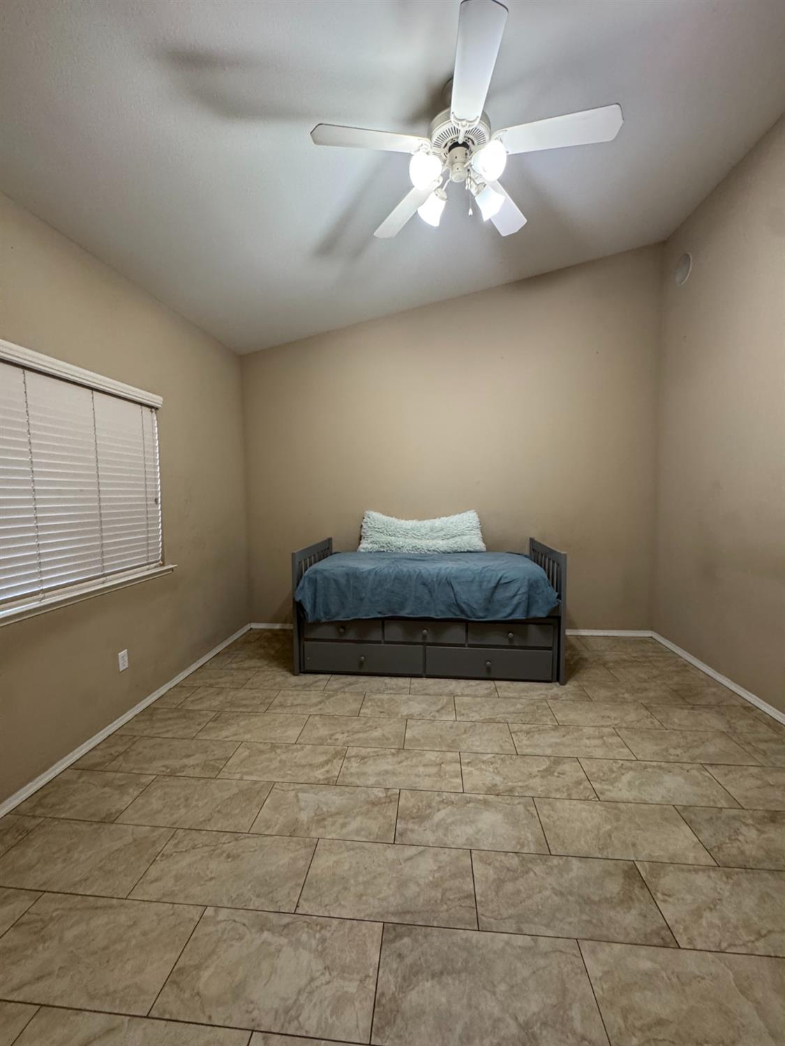 1656 Camino Ln, Madera, CA 93637