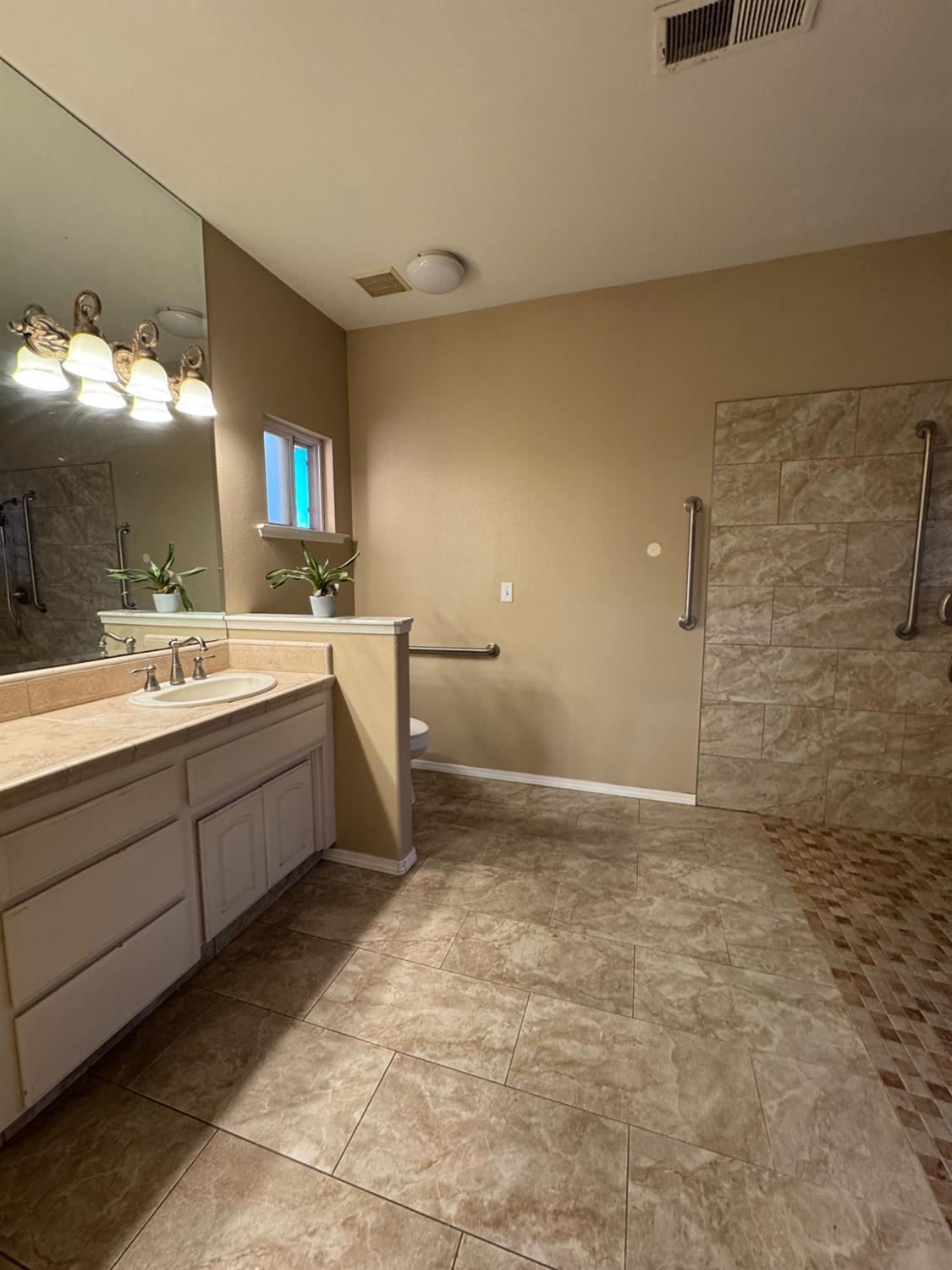 1656 Camino Ln, Madera, CA 93637