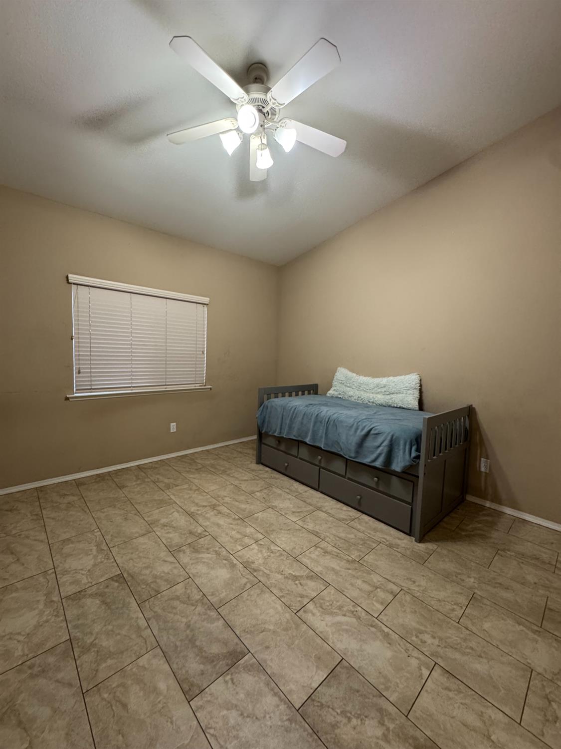 1656 Camino Ln, Madera, CA 93637