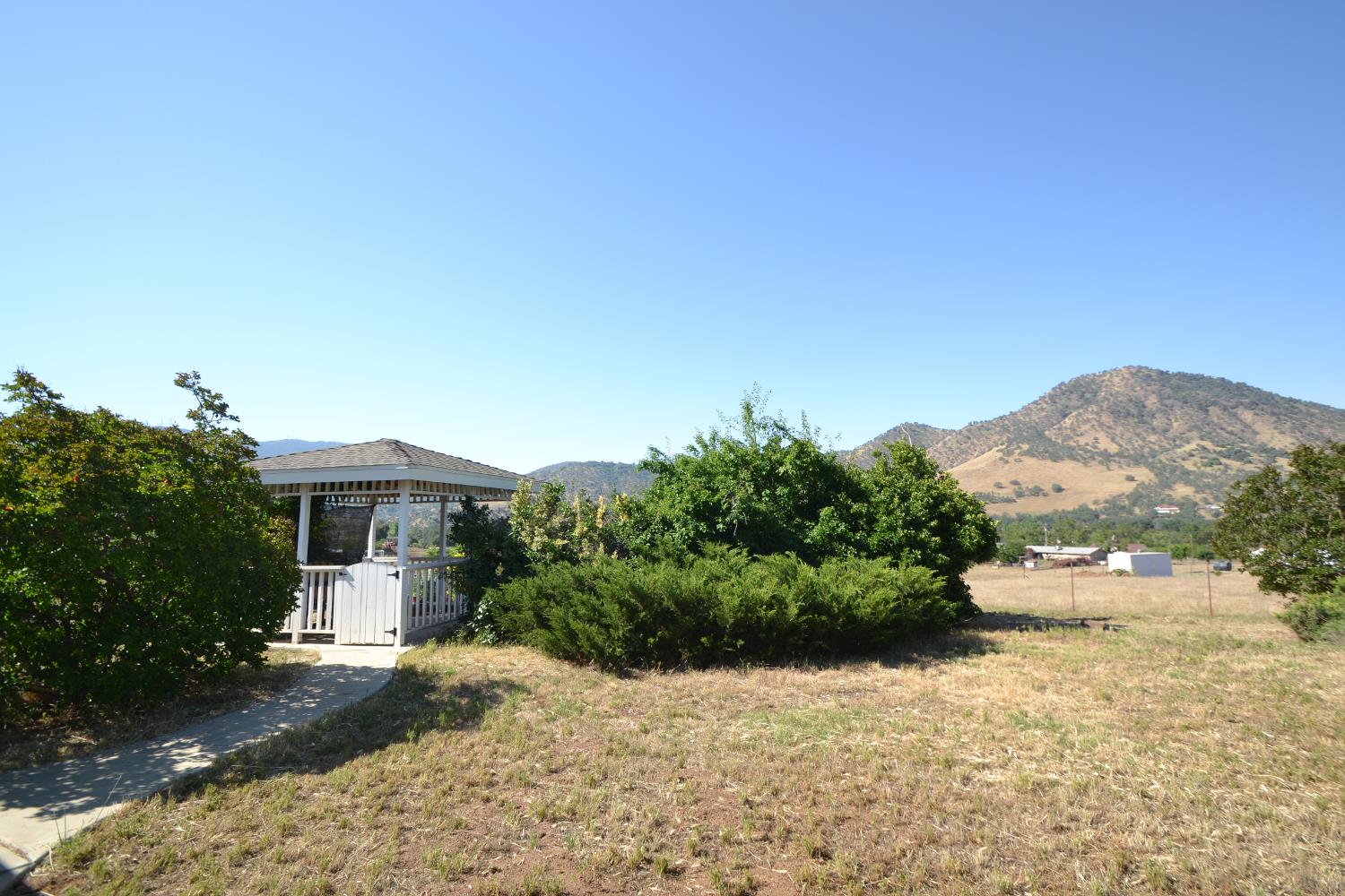 7221 Lupine Dr, Sanger, CA 93657
