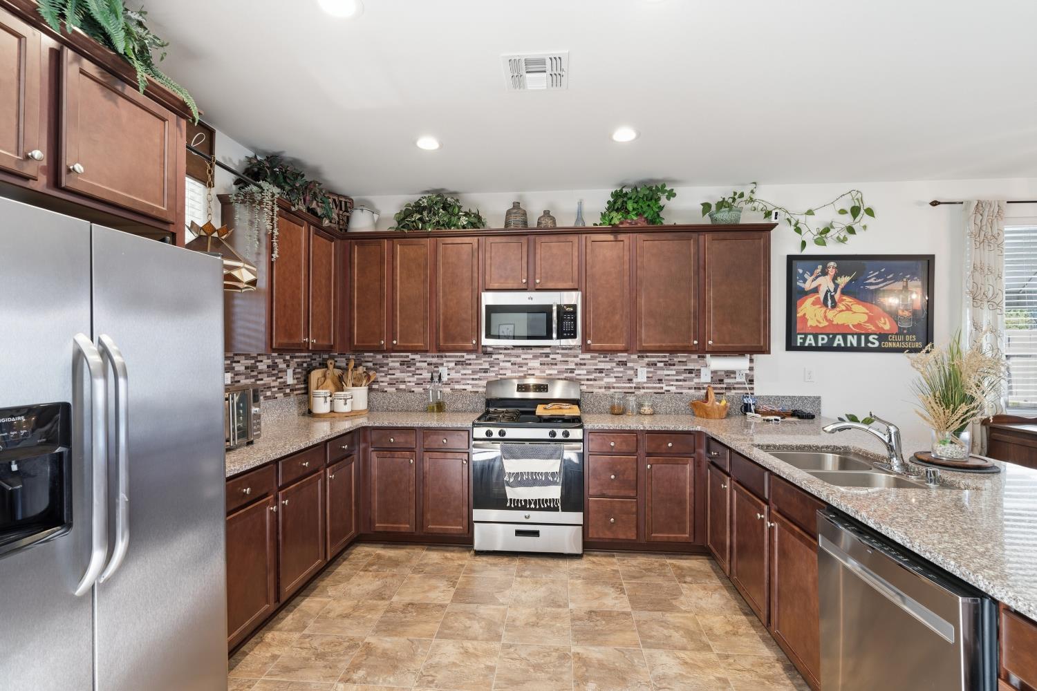 166 Rancho Santa Fe Dr, Madera, CA 93638