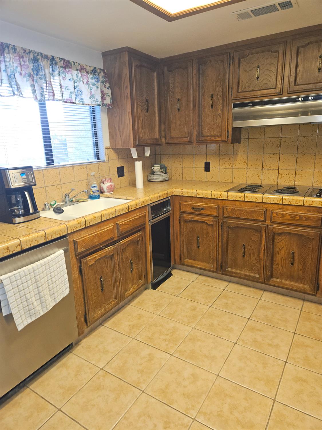 1657 Willow Ave, Clovis, CA 93612
