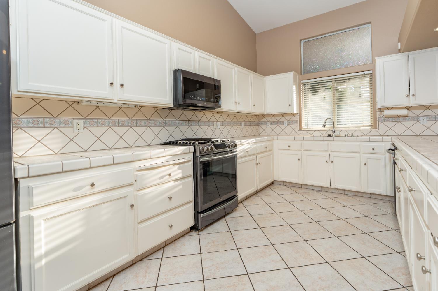 2131 N Terrace Ct, Visalia, CA 93291