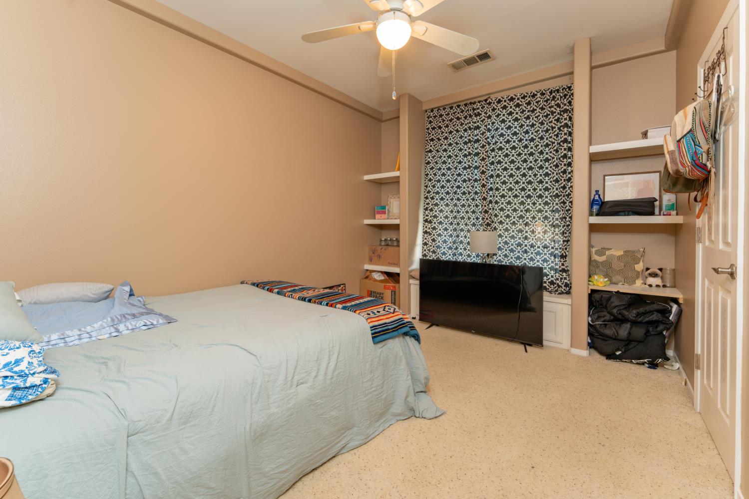 2131 N Terrace Ct, Visalia, CA 93291