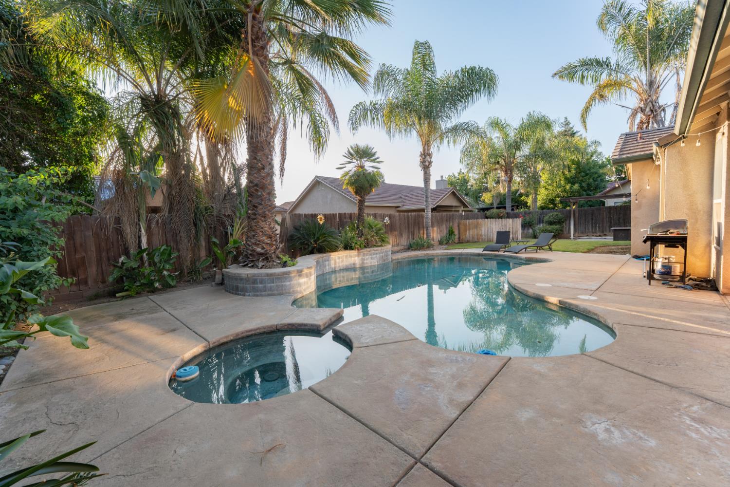 2131 N Terrace Ct, Visalia, CA 93291