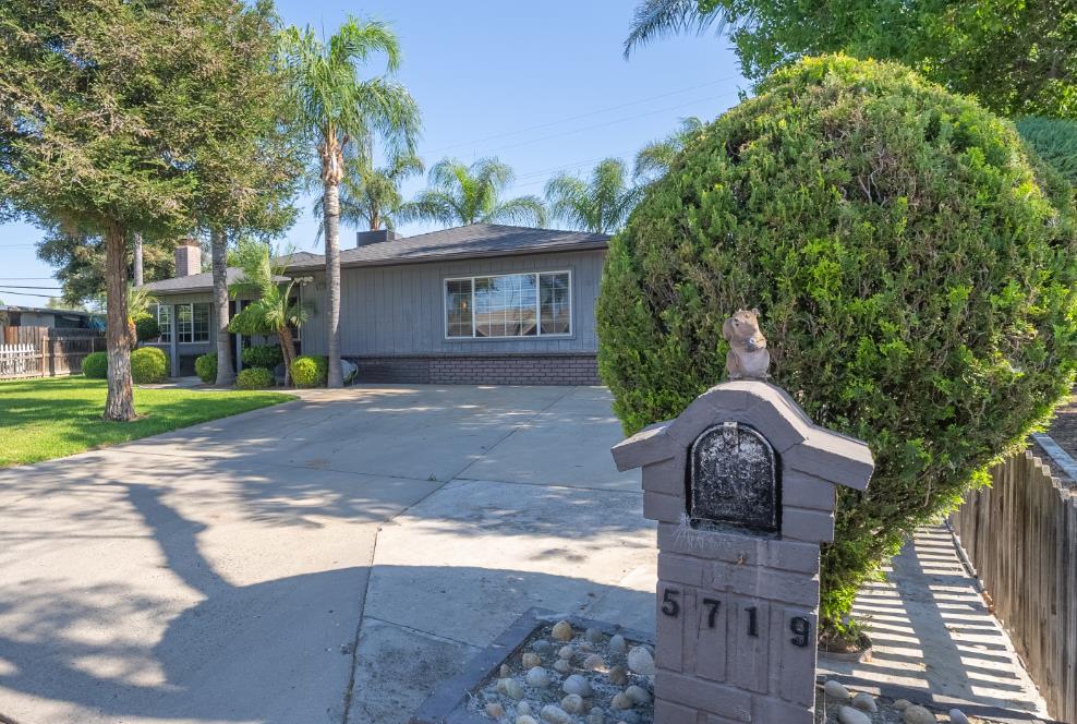 5719 E Bernadine Dr, Fresno, CA 93727