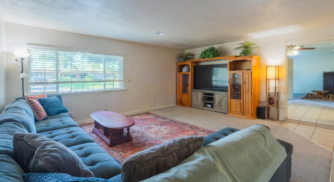 5719 E Bernadine Dr, Fresno, CA 93727