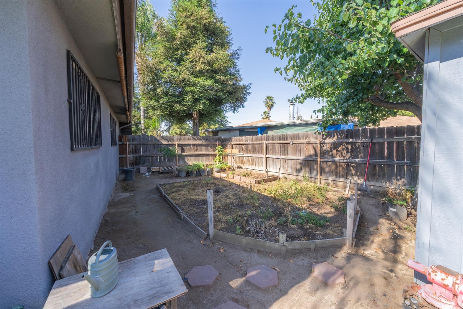 5719 E Bernadine Dr, Fresno, CA 93727