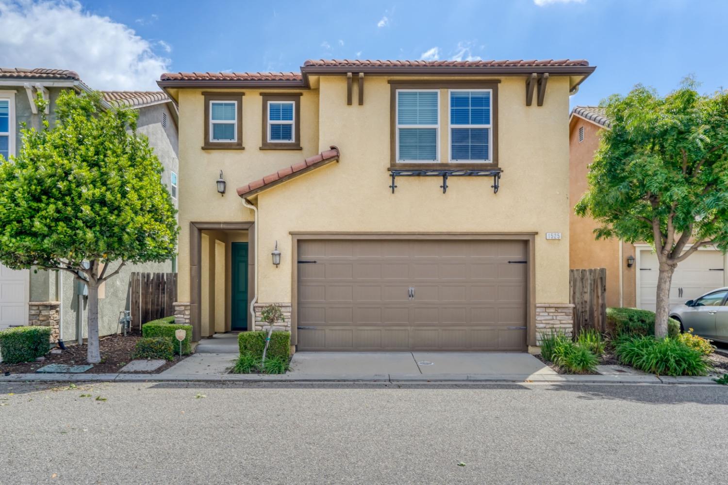 1525 N Piccadilly Ln, Clovis, CA 93619