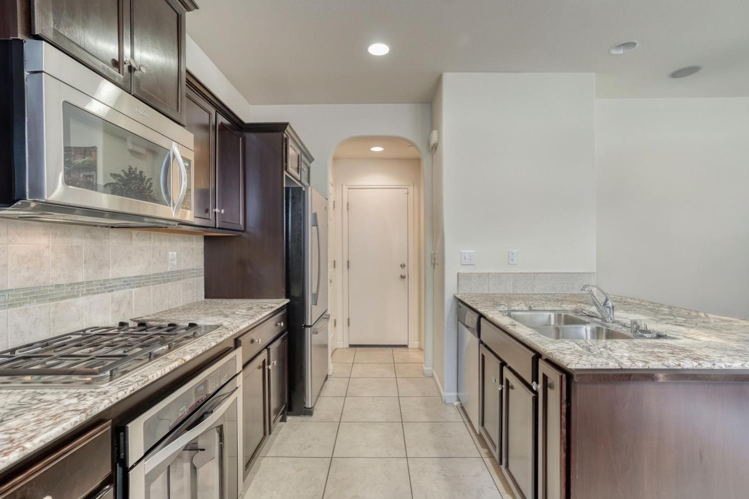 1525 N Piccadilly Ln, Clovis, CA 93619