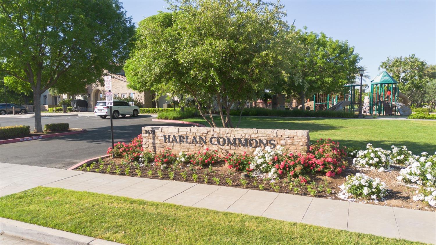 1525 N Piccadilly Ln, Clovis, CA 93619