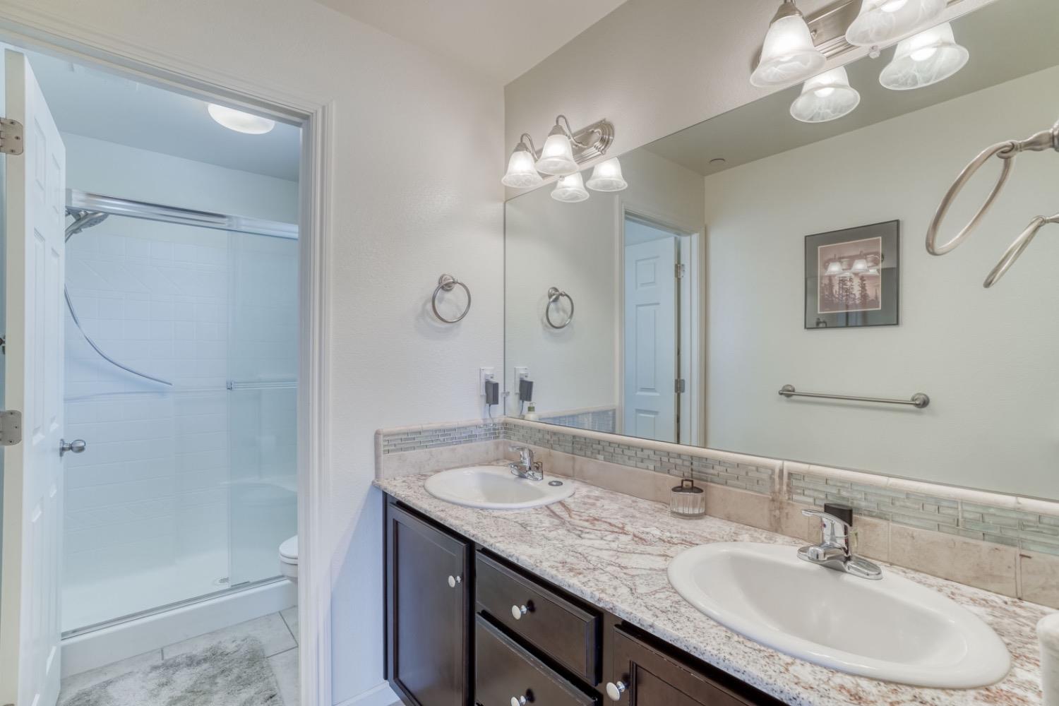 1525 N Piccadilly Ln, Clovis, CA 93619