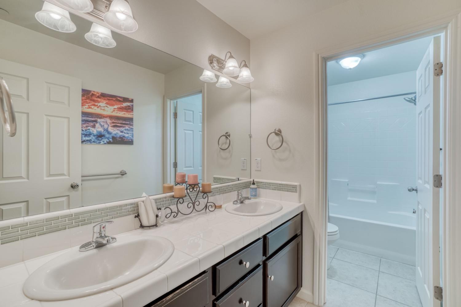 1525 N Piccadilly Ln, Clovis, CA 93619