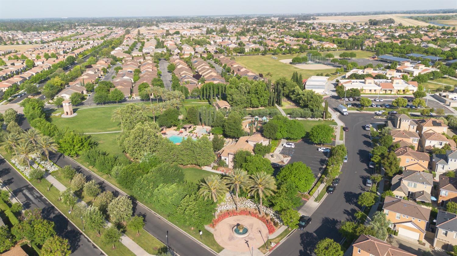 1525 N Piccadilly Ln, Clovis, CA 93619