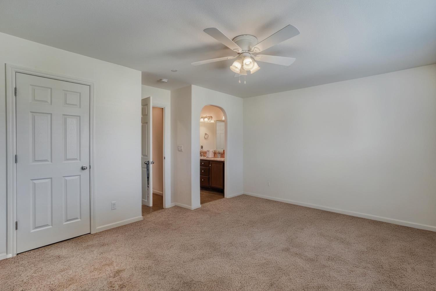 1525 N Piccadilly Ln, Clovis, CA 93619