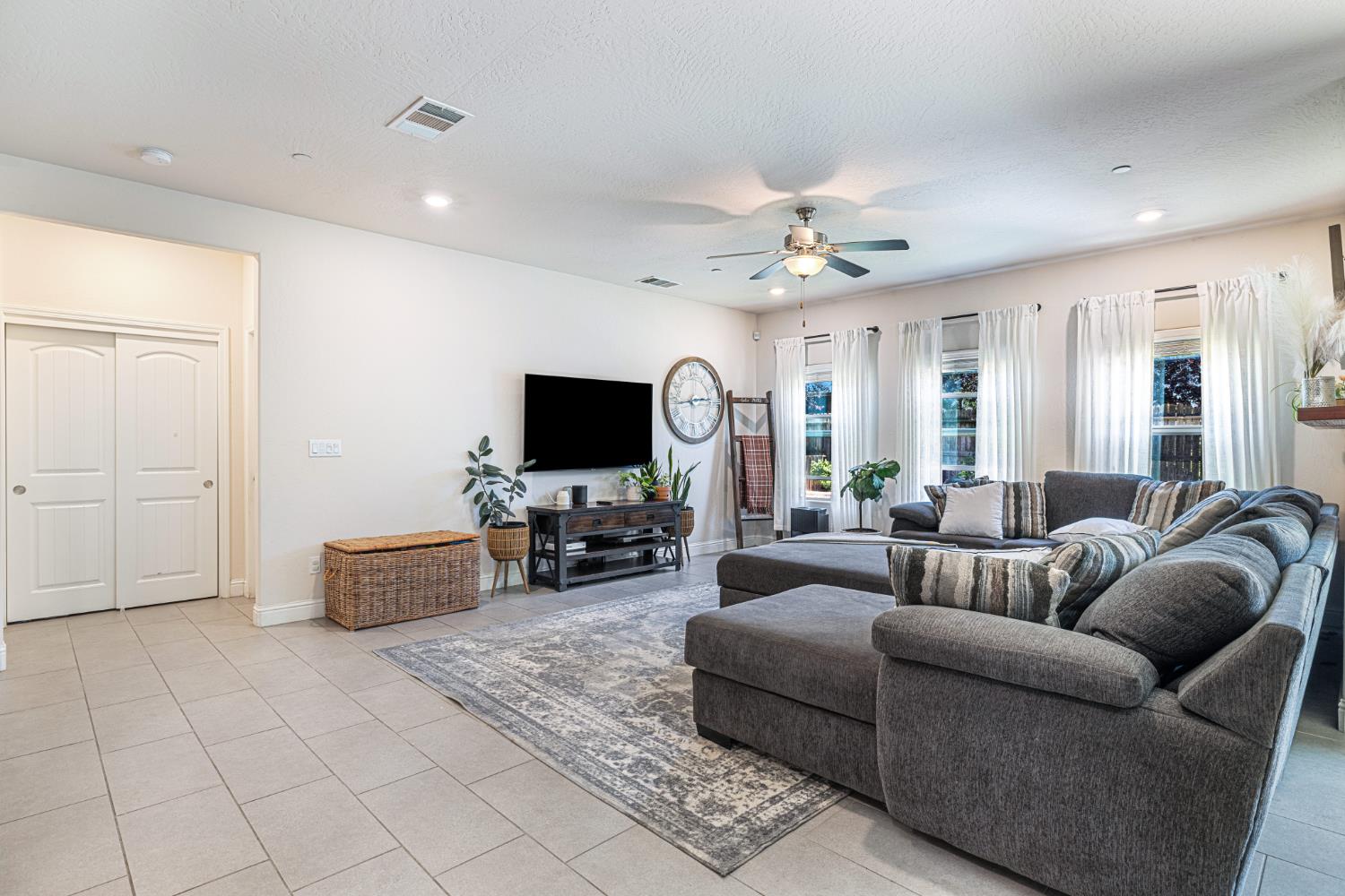 4112 Alamos Ave, Clovis, CA 93619
