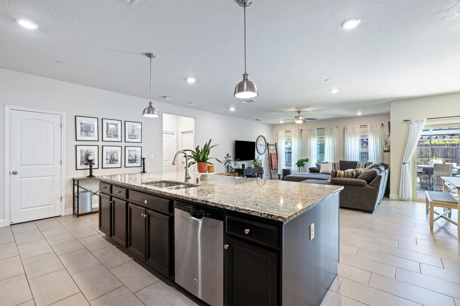 4112 Alamos Ave, Clovis, CA 93619