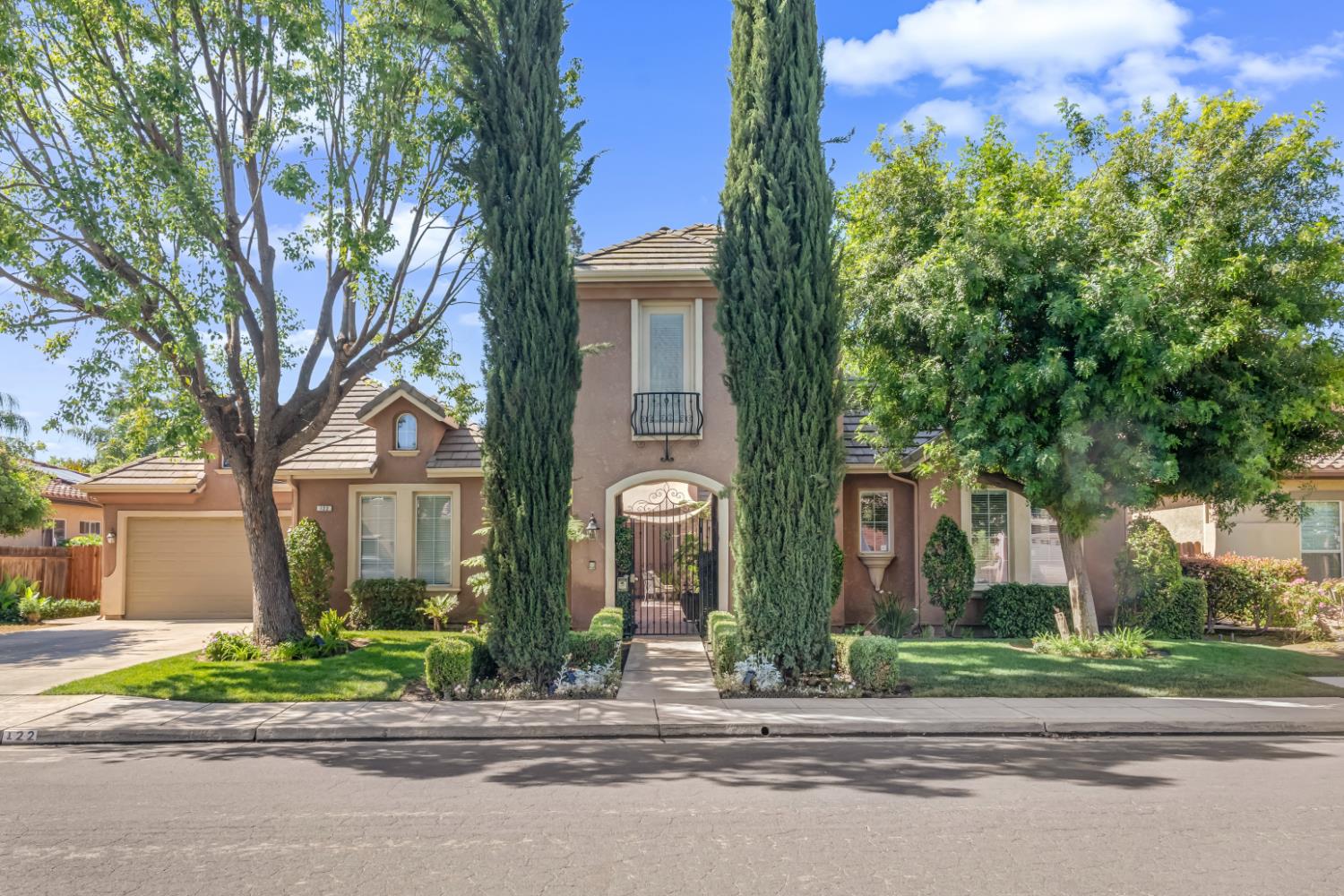 122 W Goshen Ave, Clovis, CA 93611