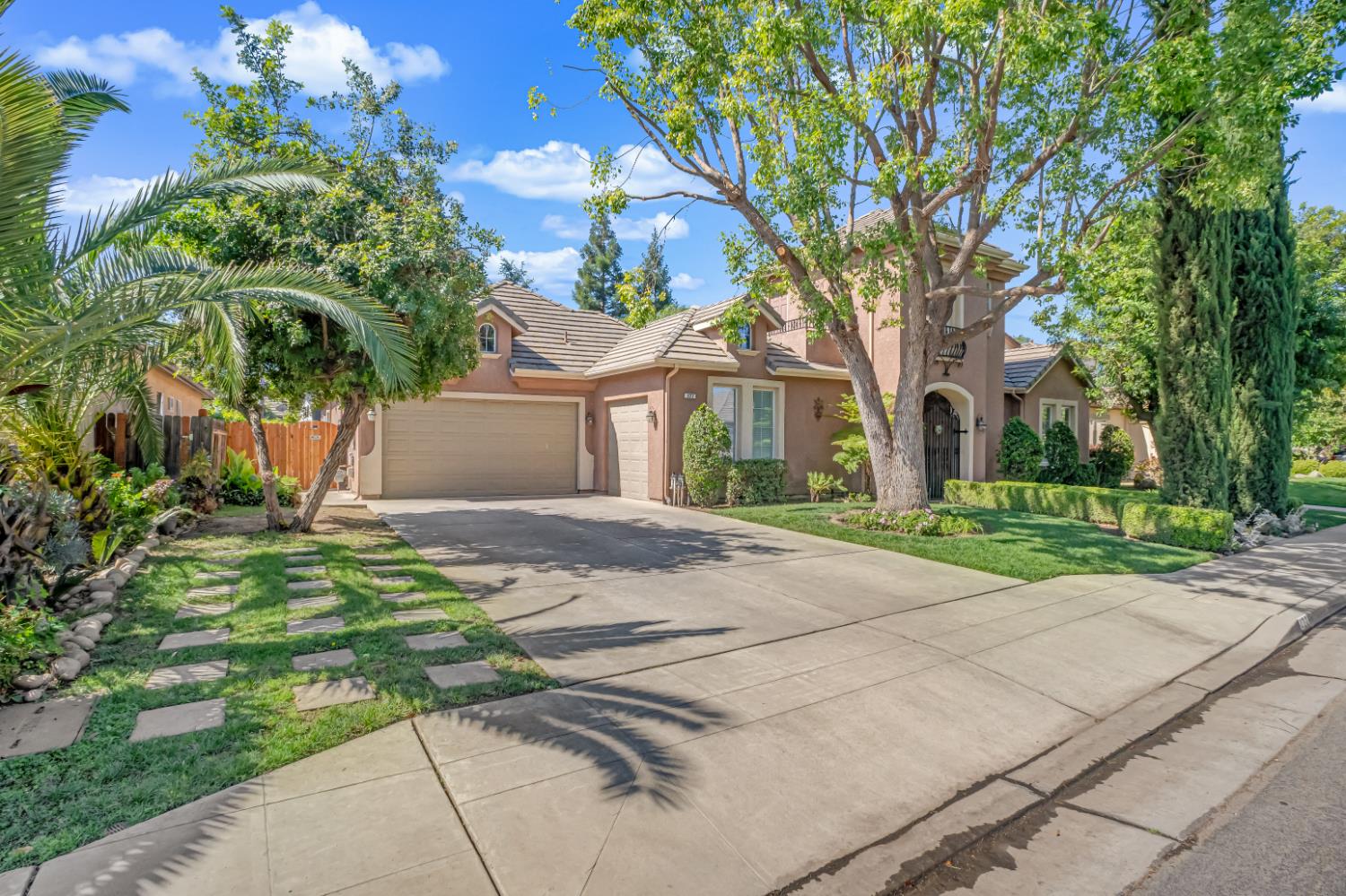 122 W Goshen Ave, Clovis, CA 93611