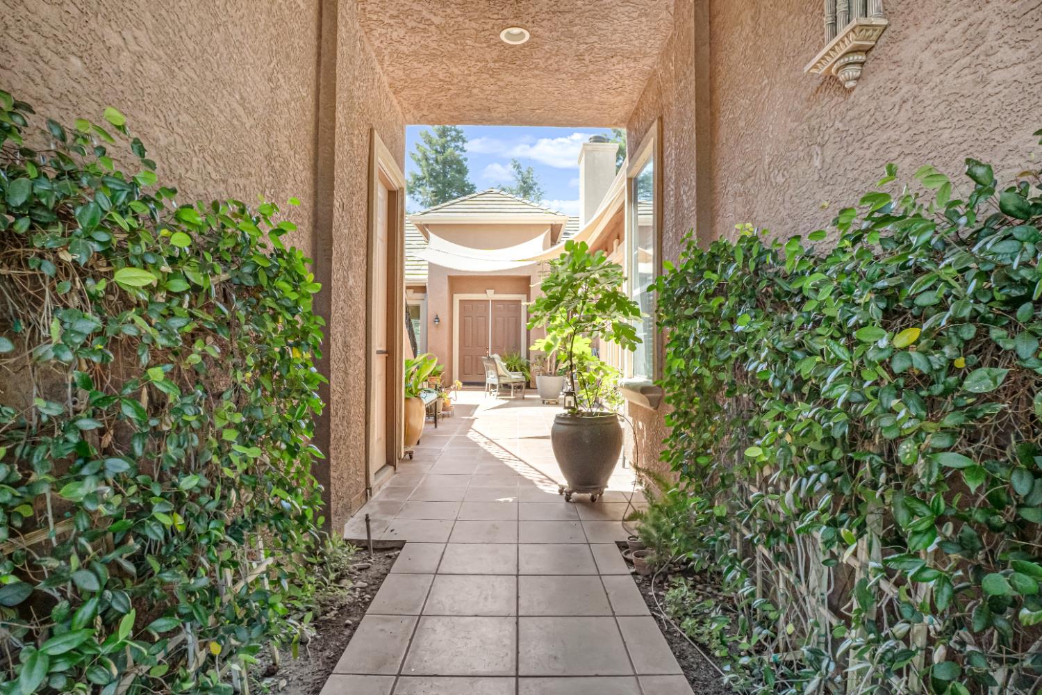 122 W Goshen Ave, Clovis, CA 93611