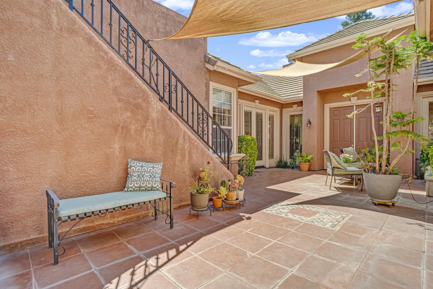 122 W Goshen Ave, Clovis, CA 93611