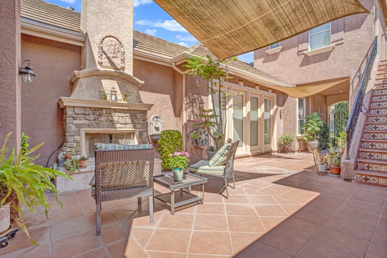 122 W Goshen Ave, Clovis, CA 93611