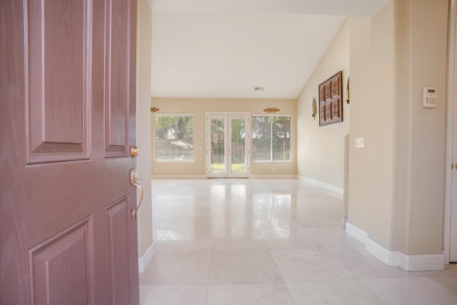 122 W Goshen Ave, Clovis, CA 93611