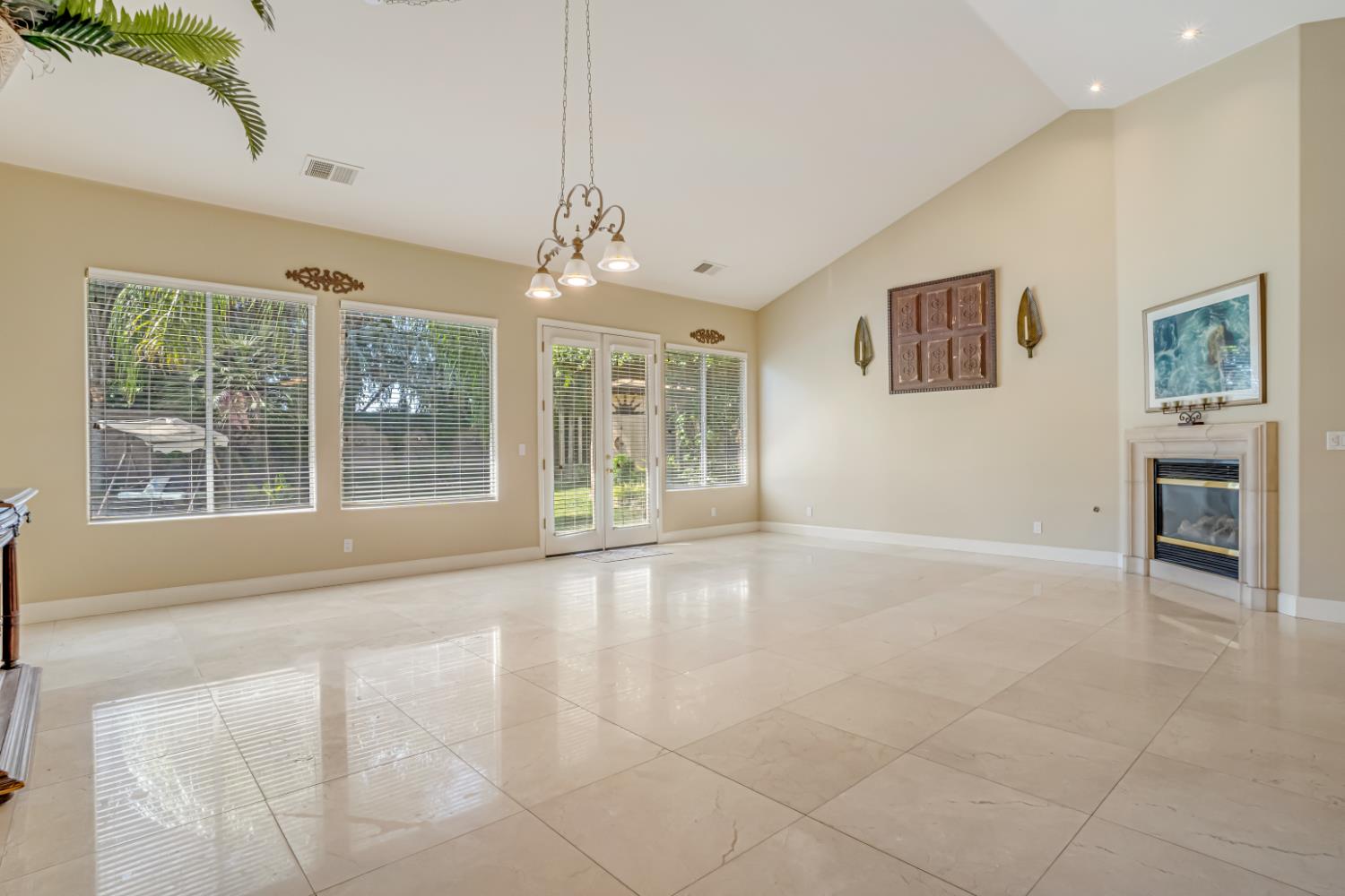 122 W Goshen Ave, Clovis, CA 93611