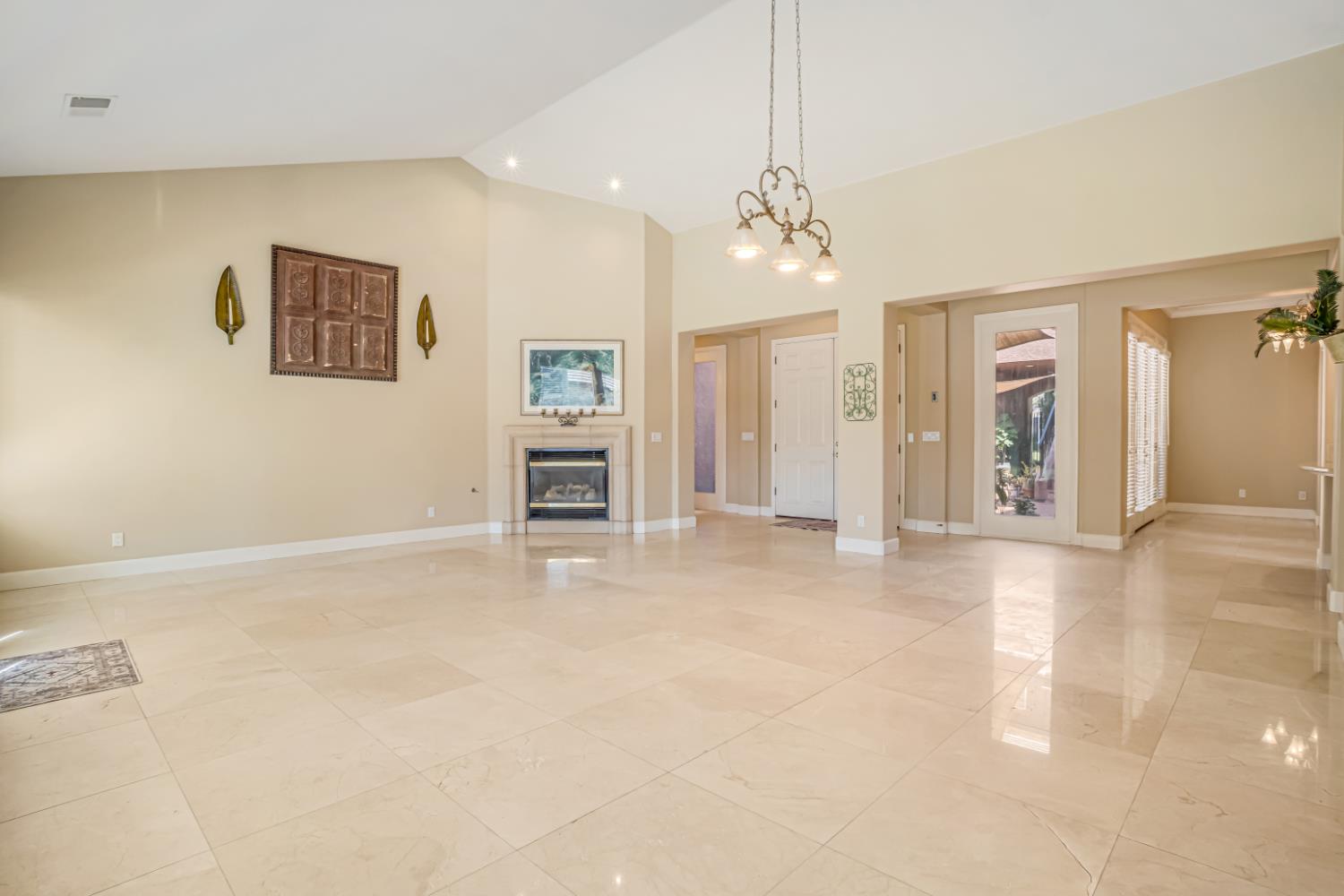 122 W Goshen Ave, Clovis, CA 93611