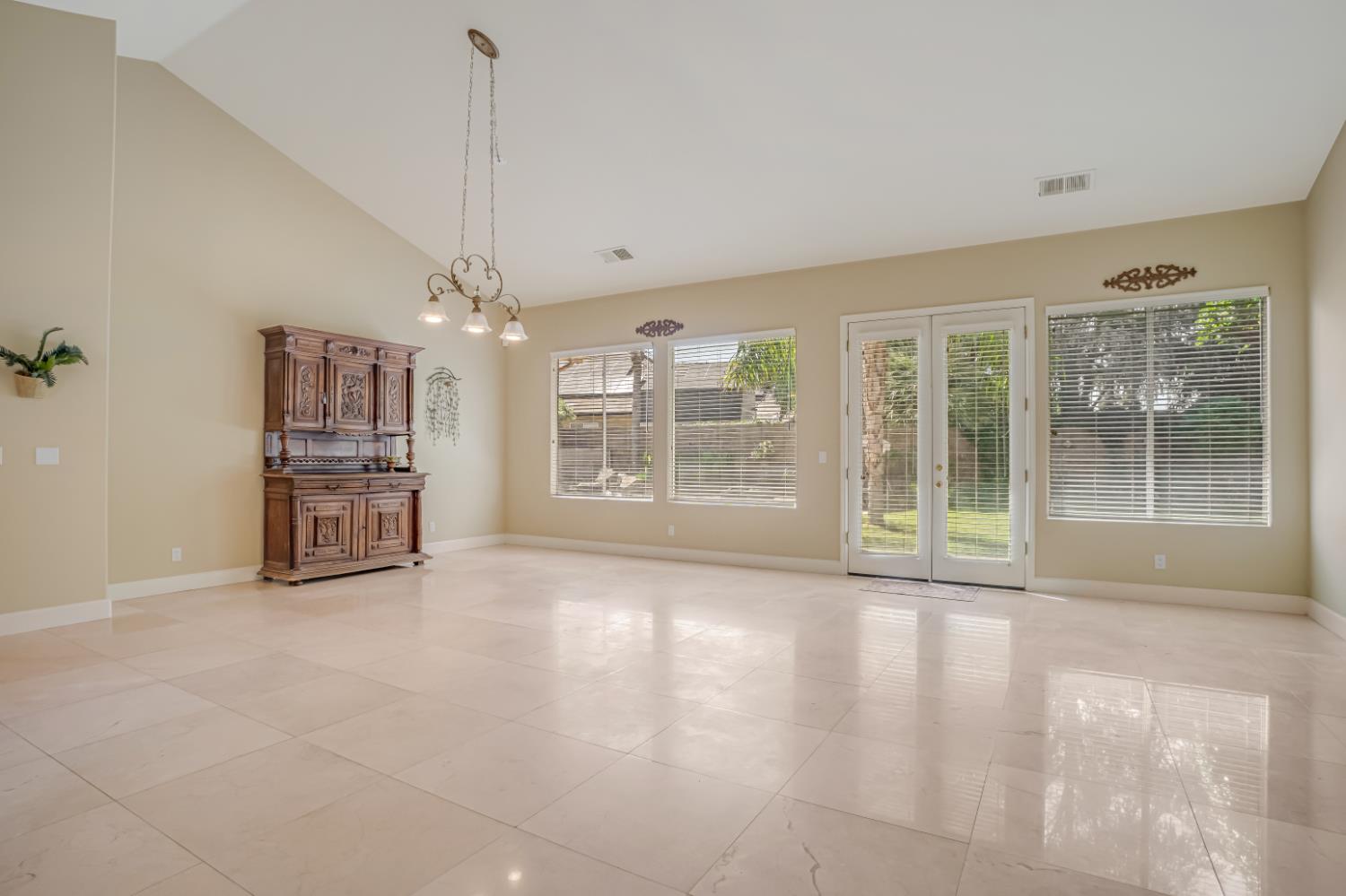 122 W Goshen Ave, Clovis, CA 93611