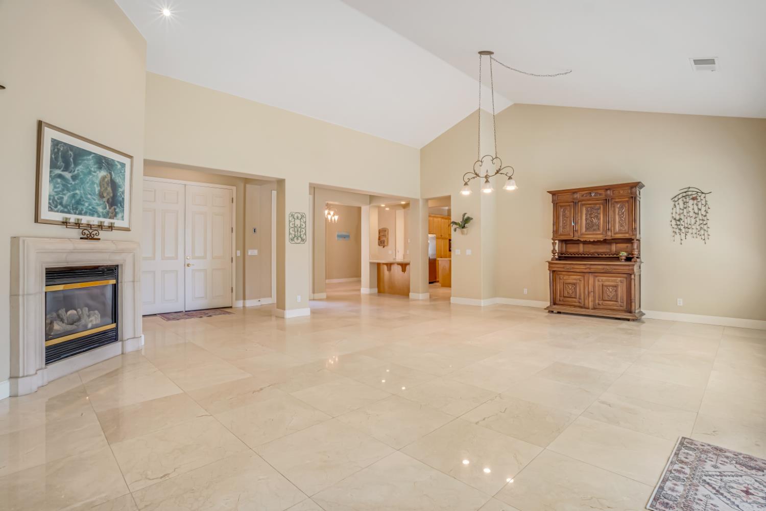 122 W Goshen Ave, Clovis, CA 93611