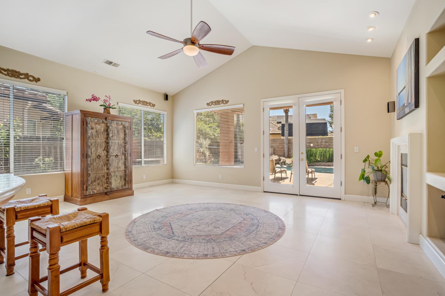 122 W Goshen Ave, Clovis, CA 93611