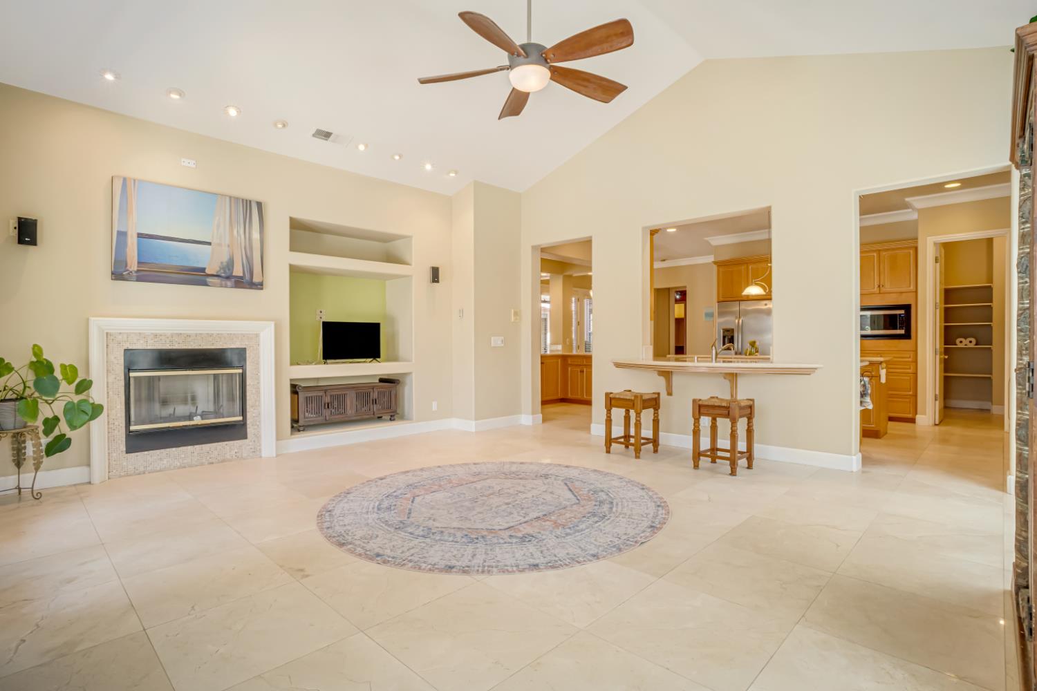 122 W Goshen Ave, Clovis, CA 93611