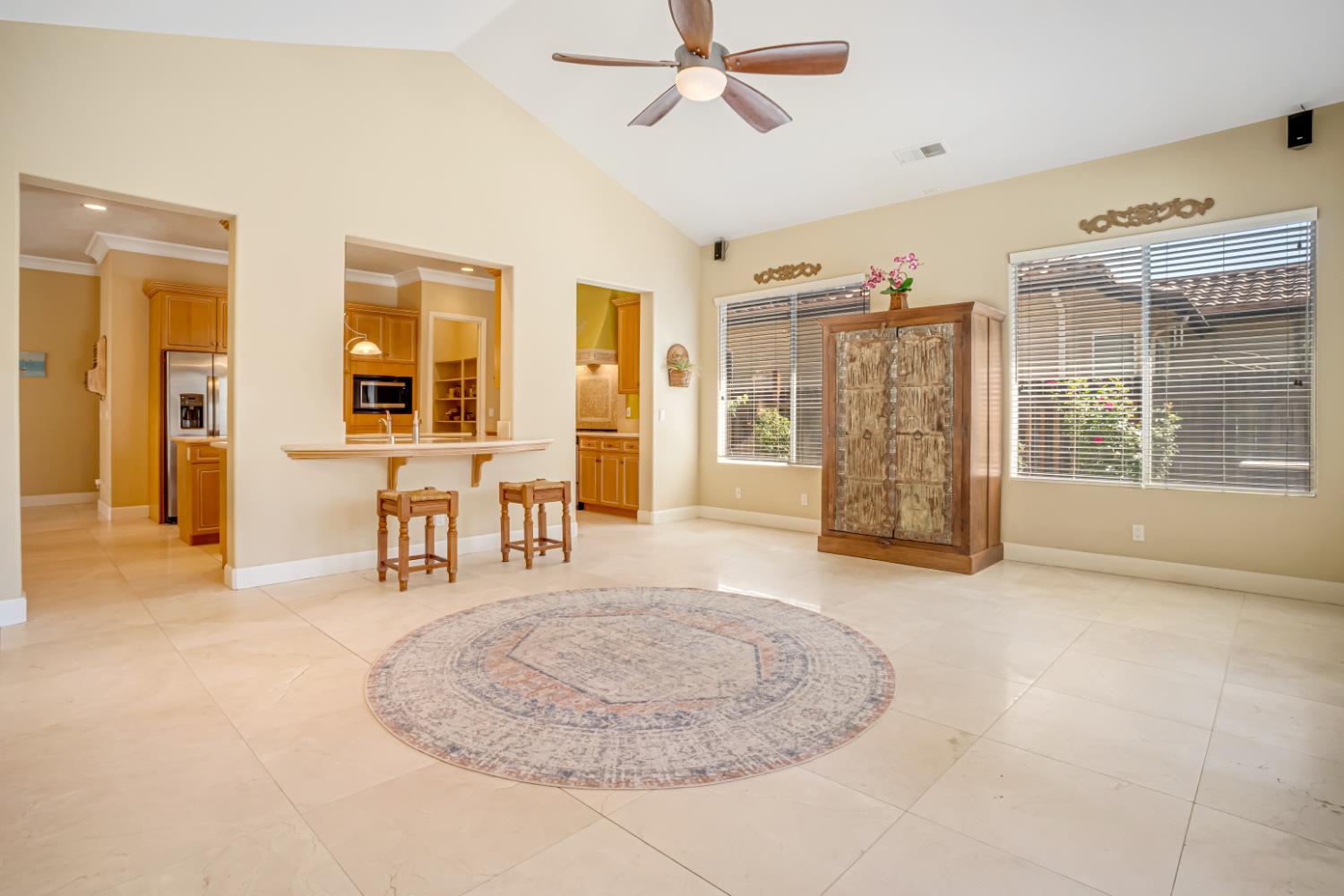 122 W Goshen Ave, Clovis, CA 93611