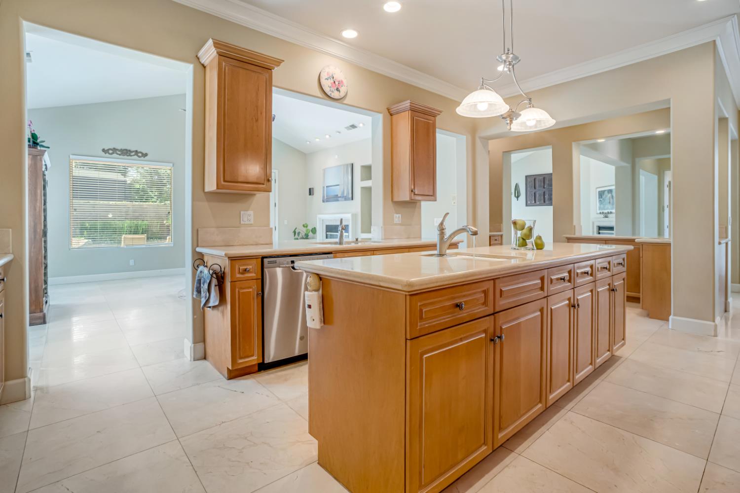 122 W Goshen Ave, Clovis, CA 93611