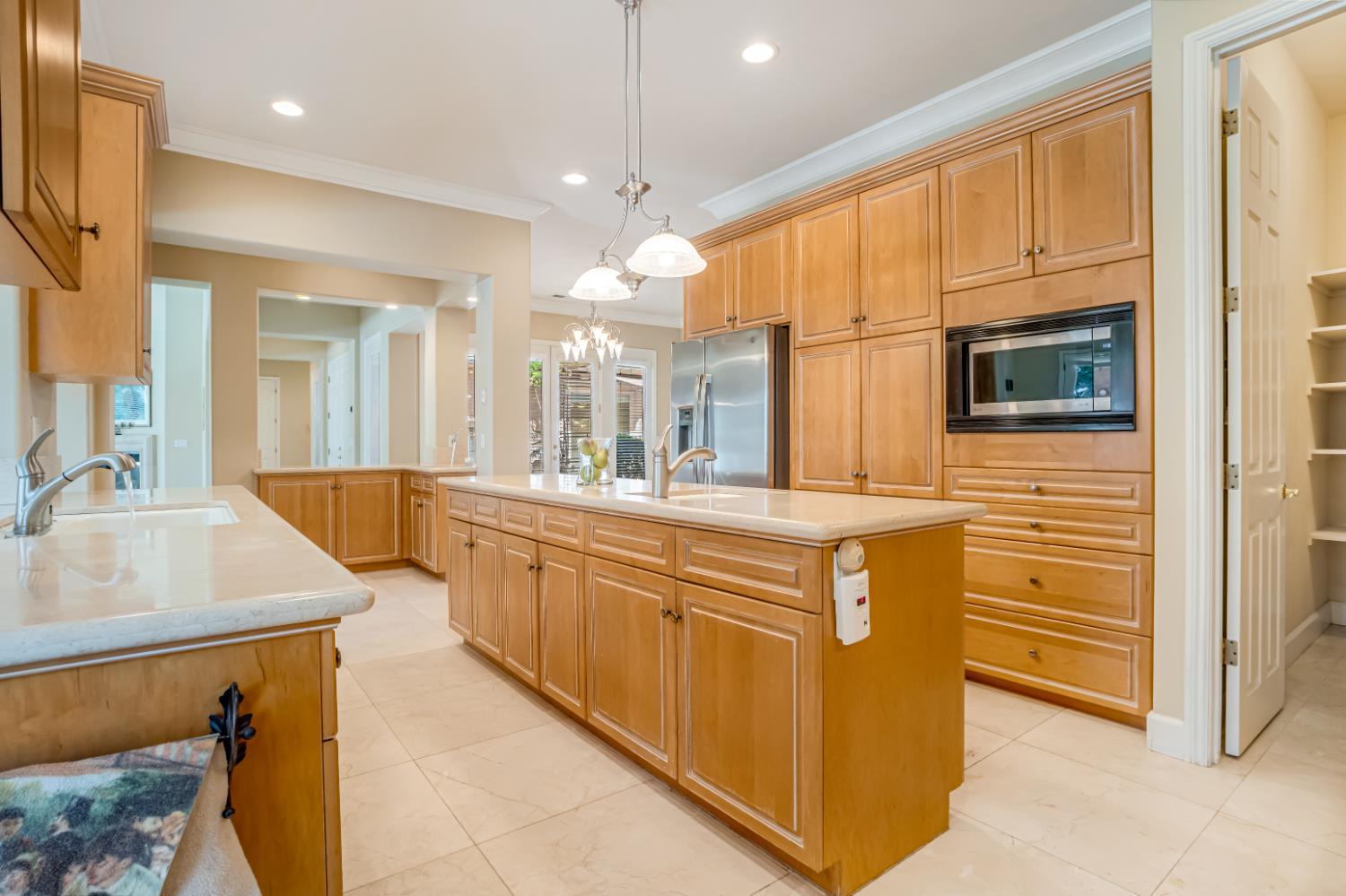 122 W Goshen Ave, Clovis, CA 93611