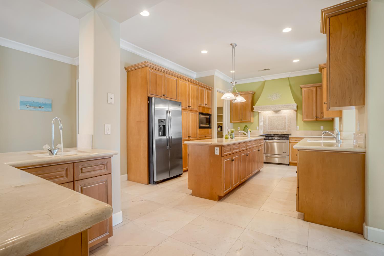 122 W Goshen Ave, Clovis, CA 93611