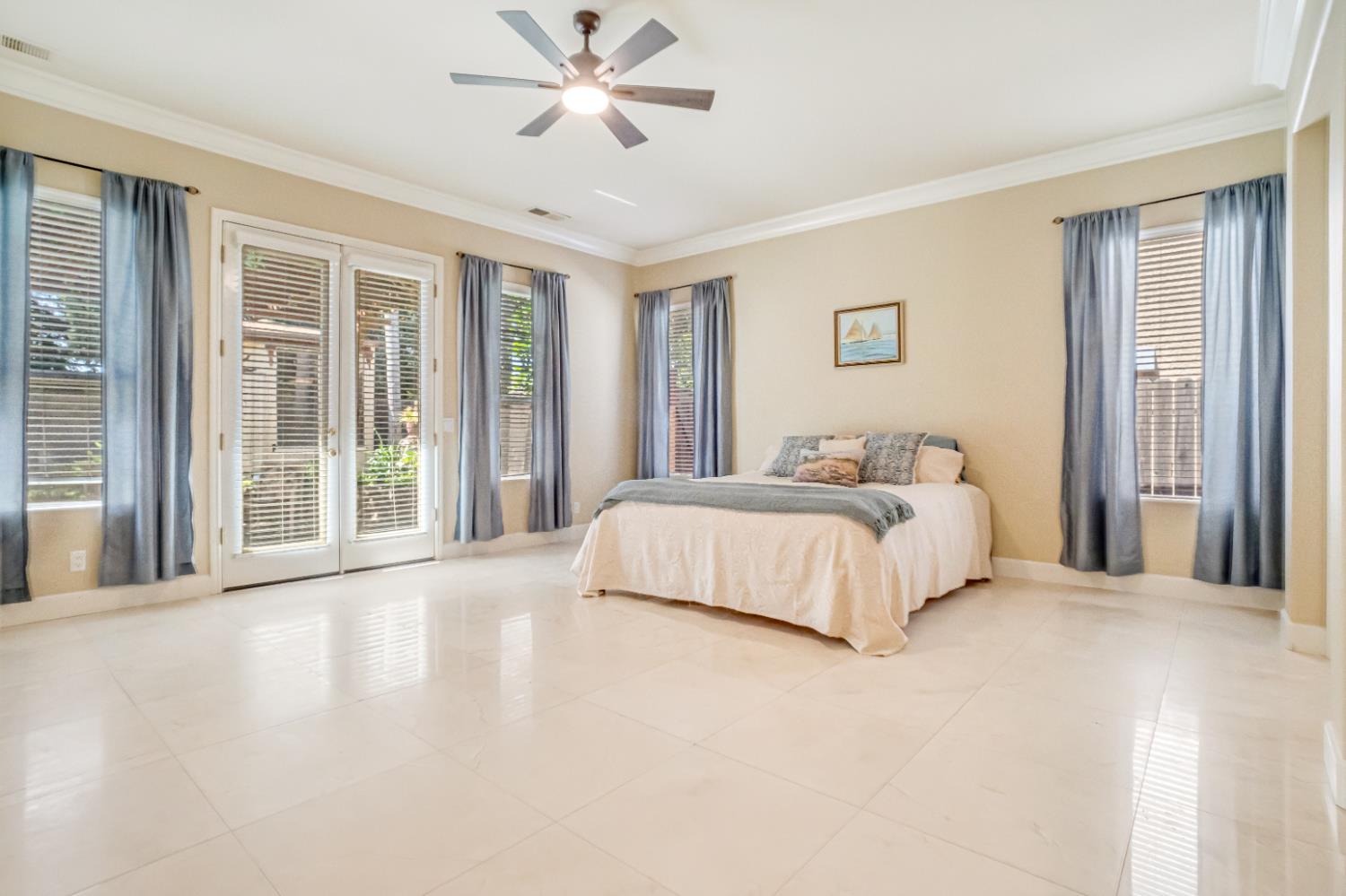 122 W Goshen Ave, Clovis, CA 93611