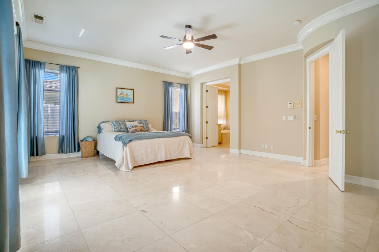 122 W Goshen Ave, Clovis, CA 93611