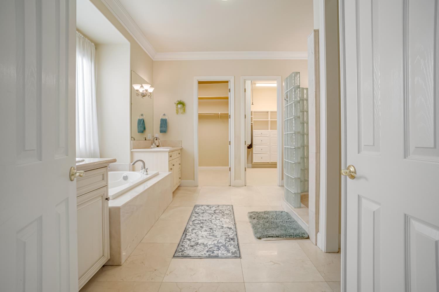 122 W Goshen Ave, Clovis, CA 93611