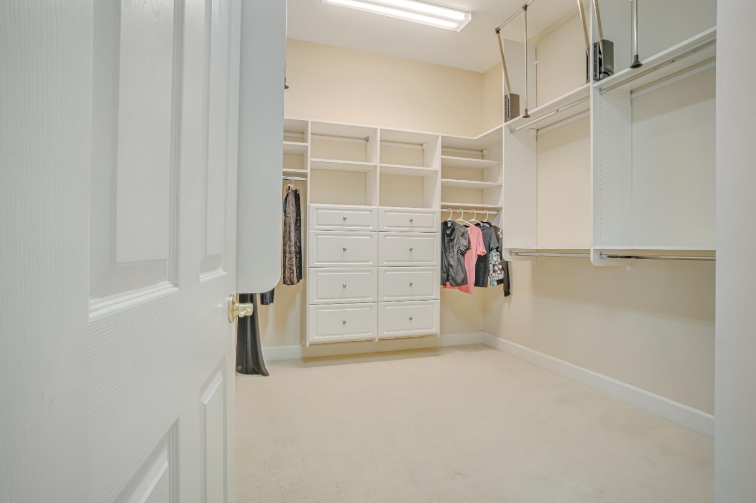 122 W Goshen Ave, Clovis, CA 93611