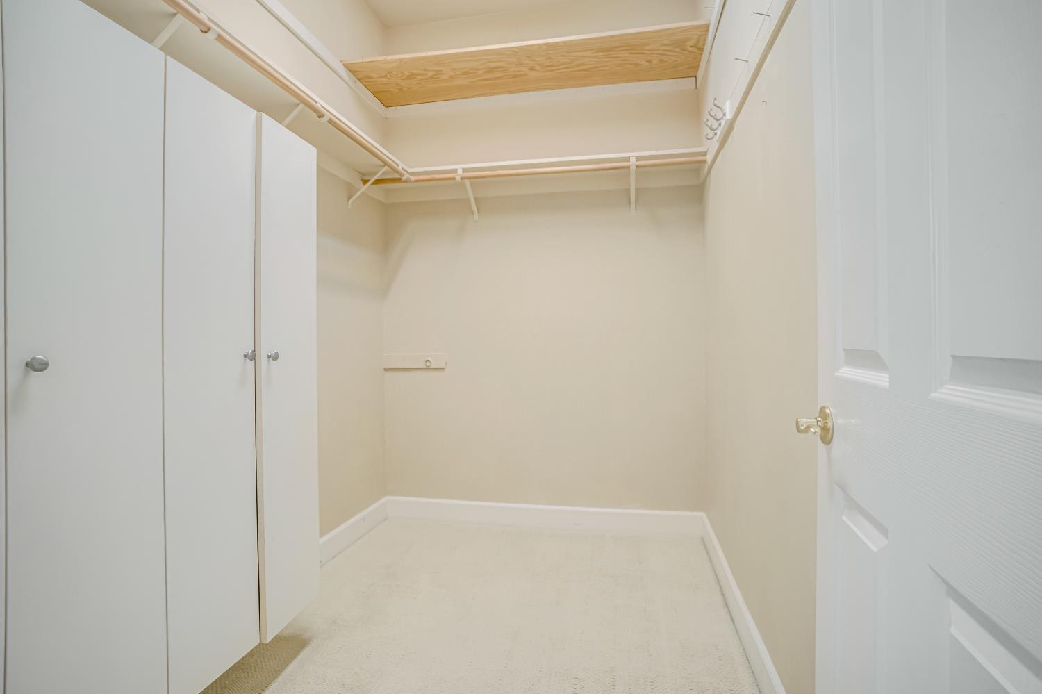 122 W Goshen Ave, Clovis, CA 93611