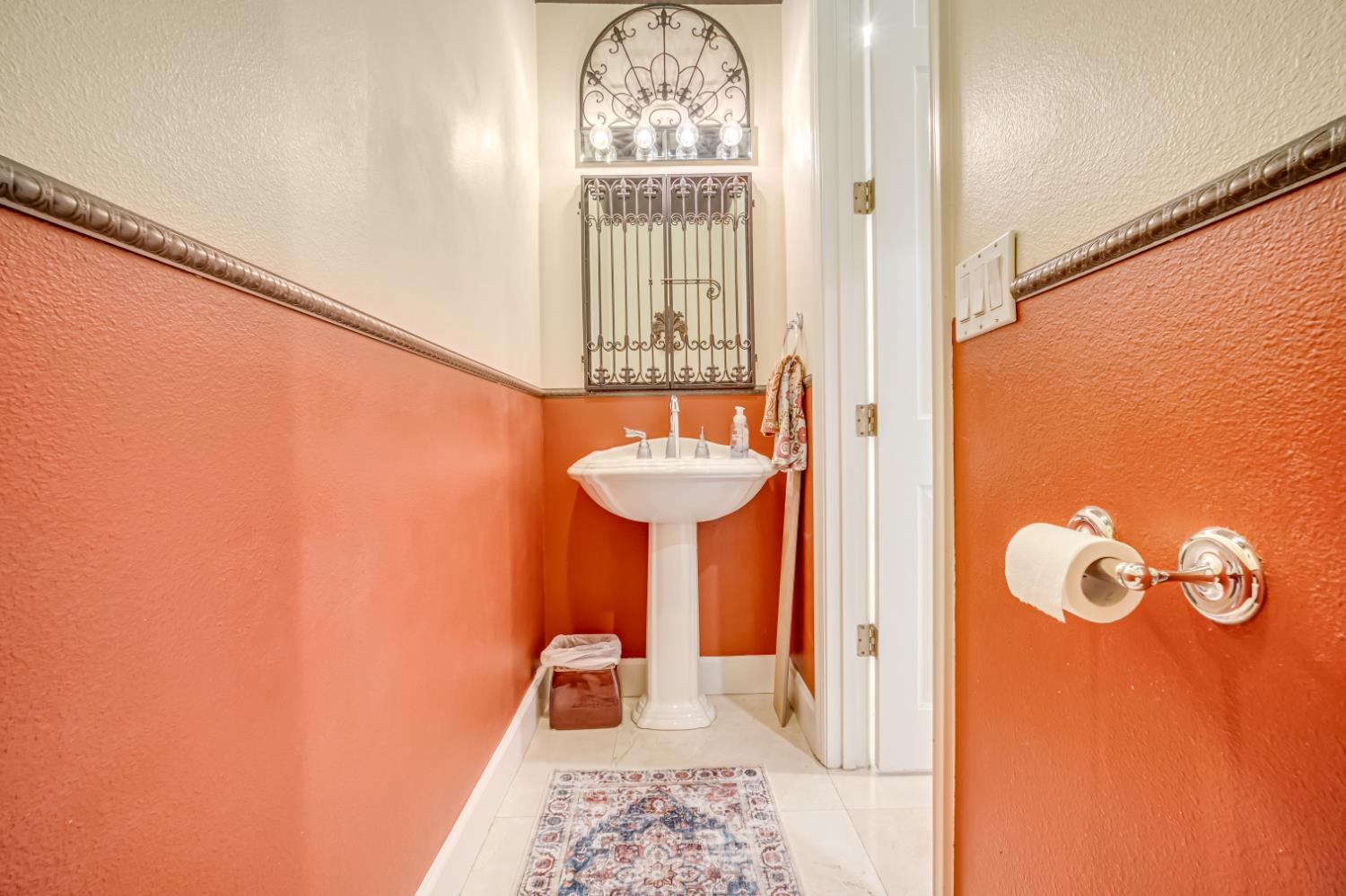 122 W Goshen Ave, Clovis, CA 93611