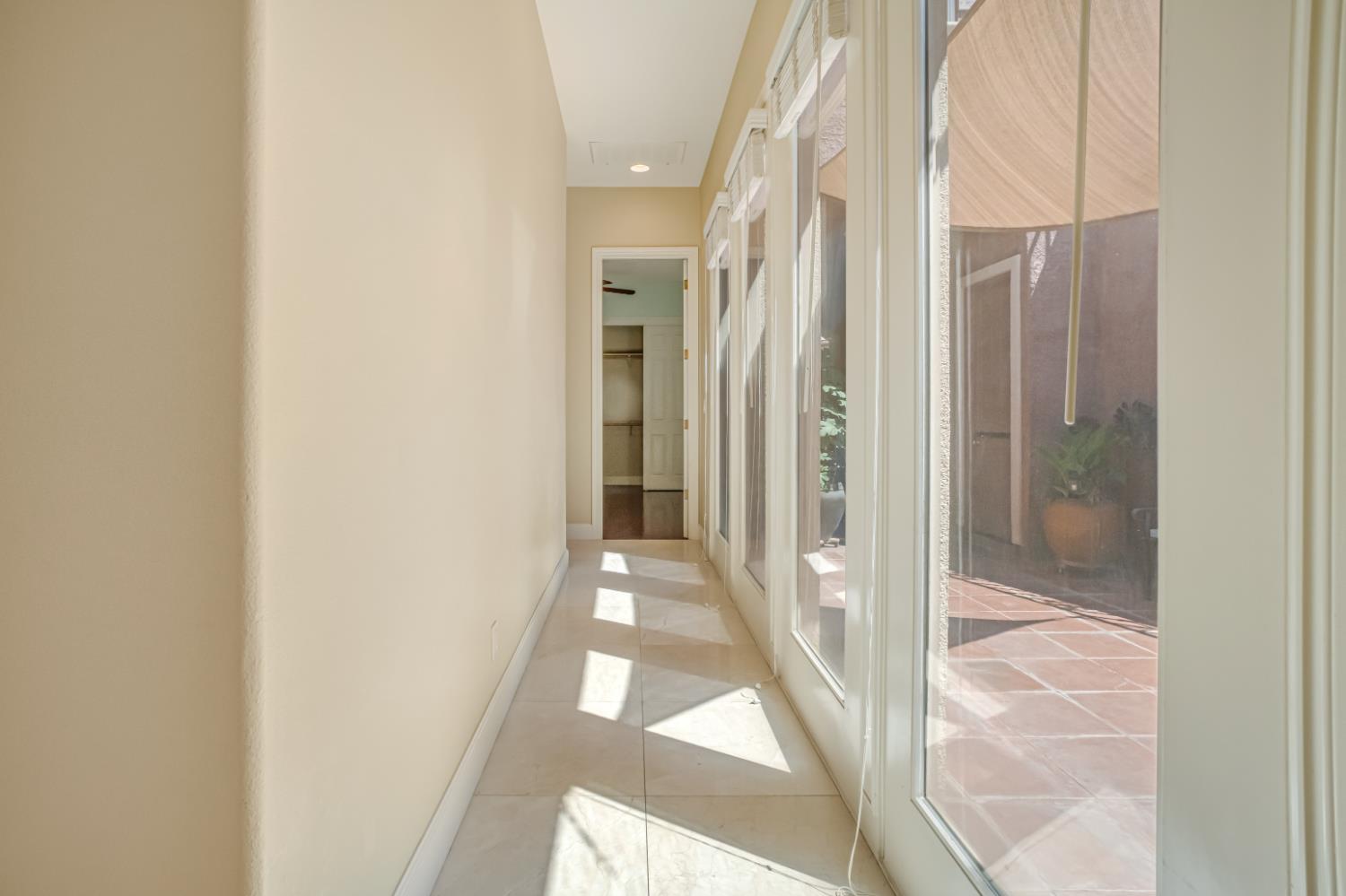 122 W Goshen Ave, Clovis, CA 93611