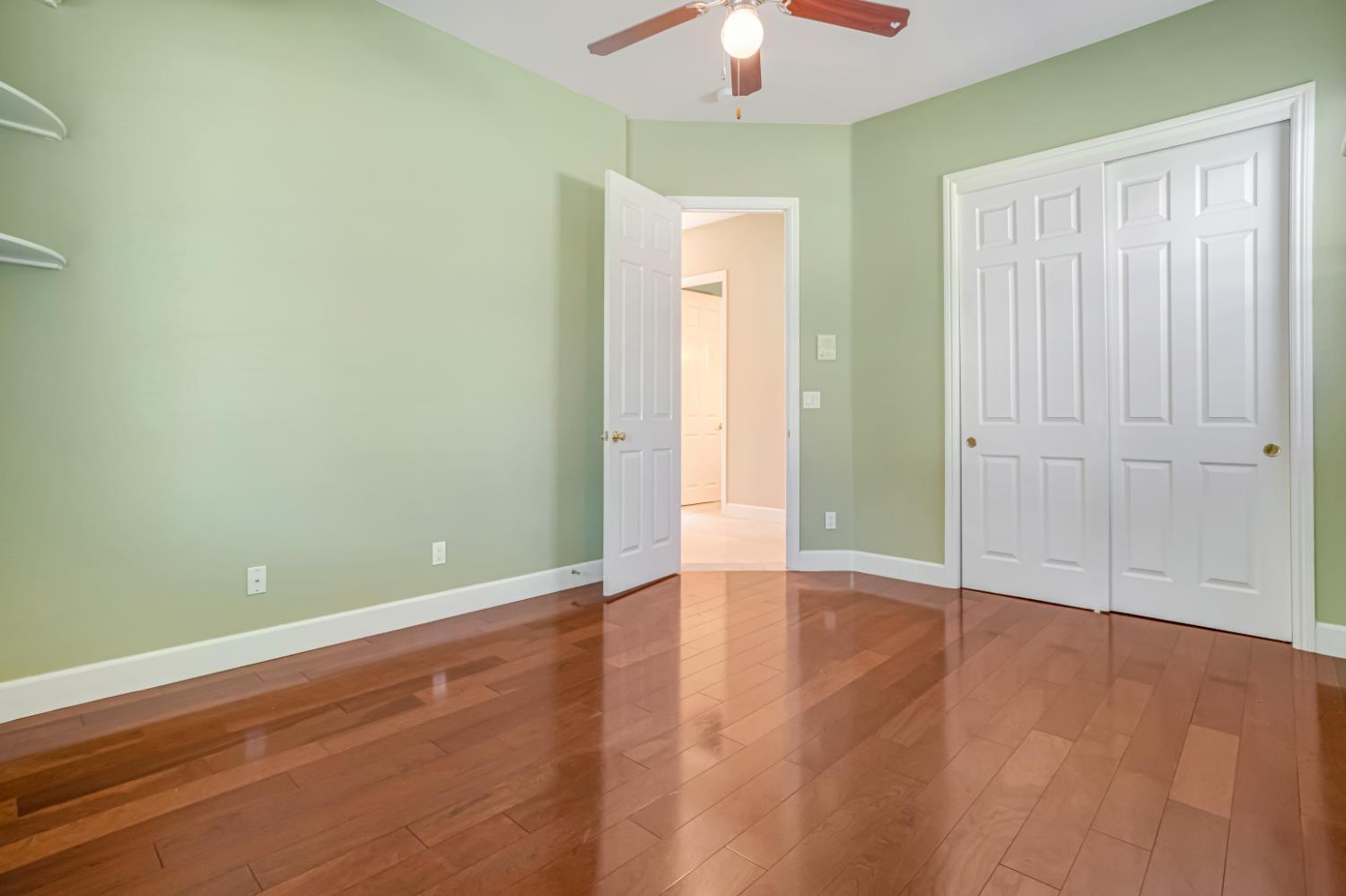 122 W Goshen Ave, Clovis, CA 93611