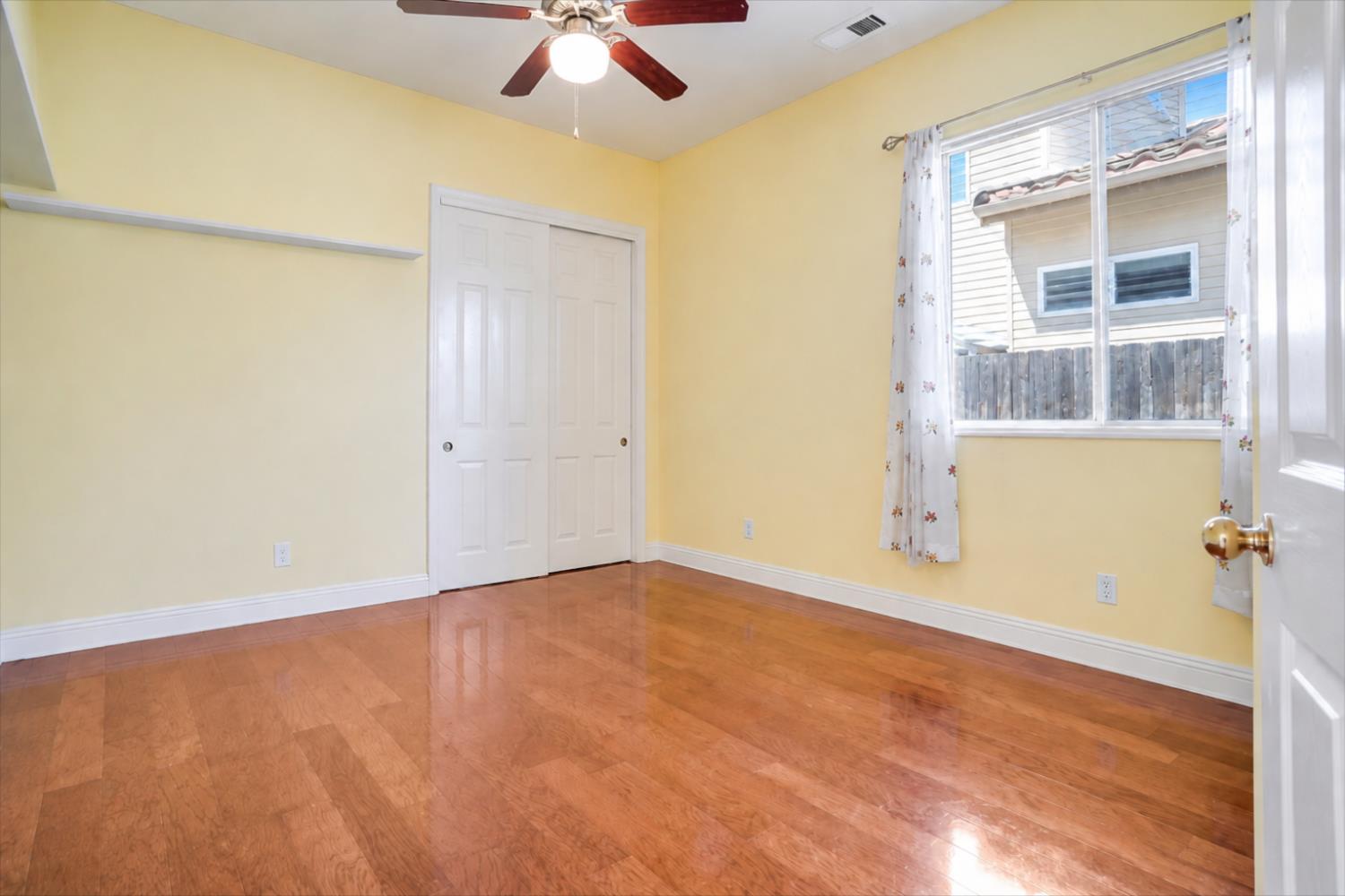 122 W Goshen Ave, Clovis, CA 93611